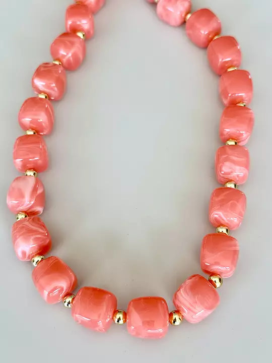 Halsband med marmorerade pärlor