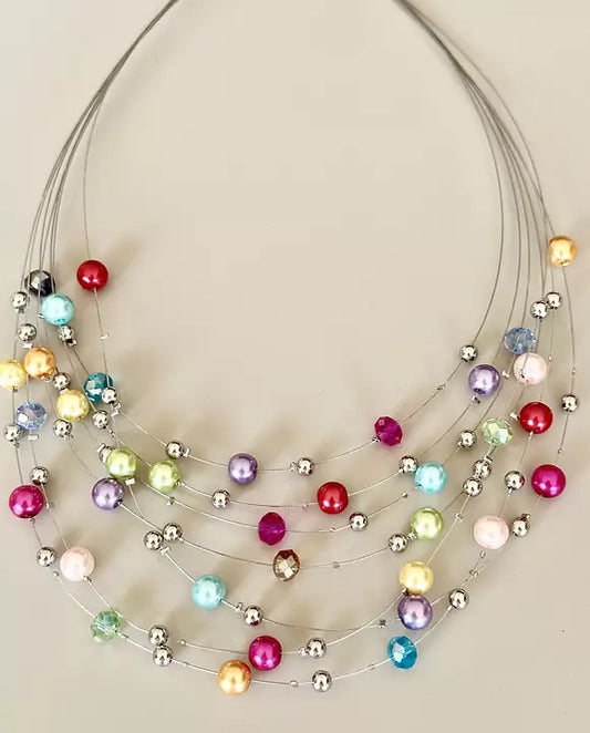 Flerradigt halsband med pärlor i olika färger
