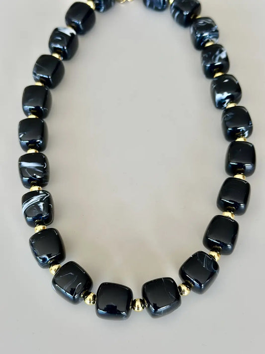 Halsband med marmorerade pärlor