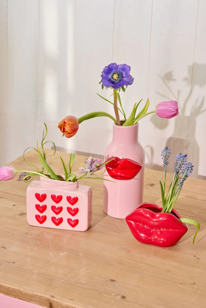 Rosa Keramikvas med Läppmotiv