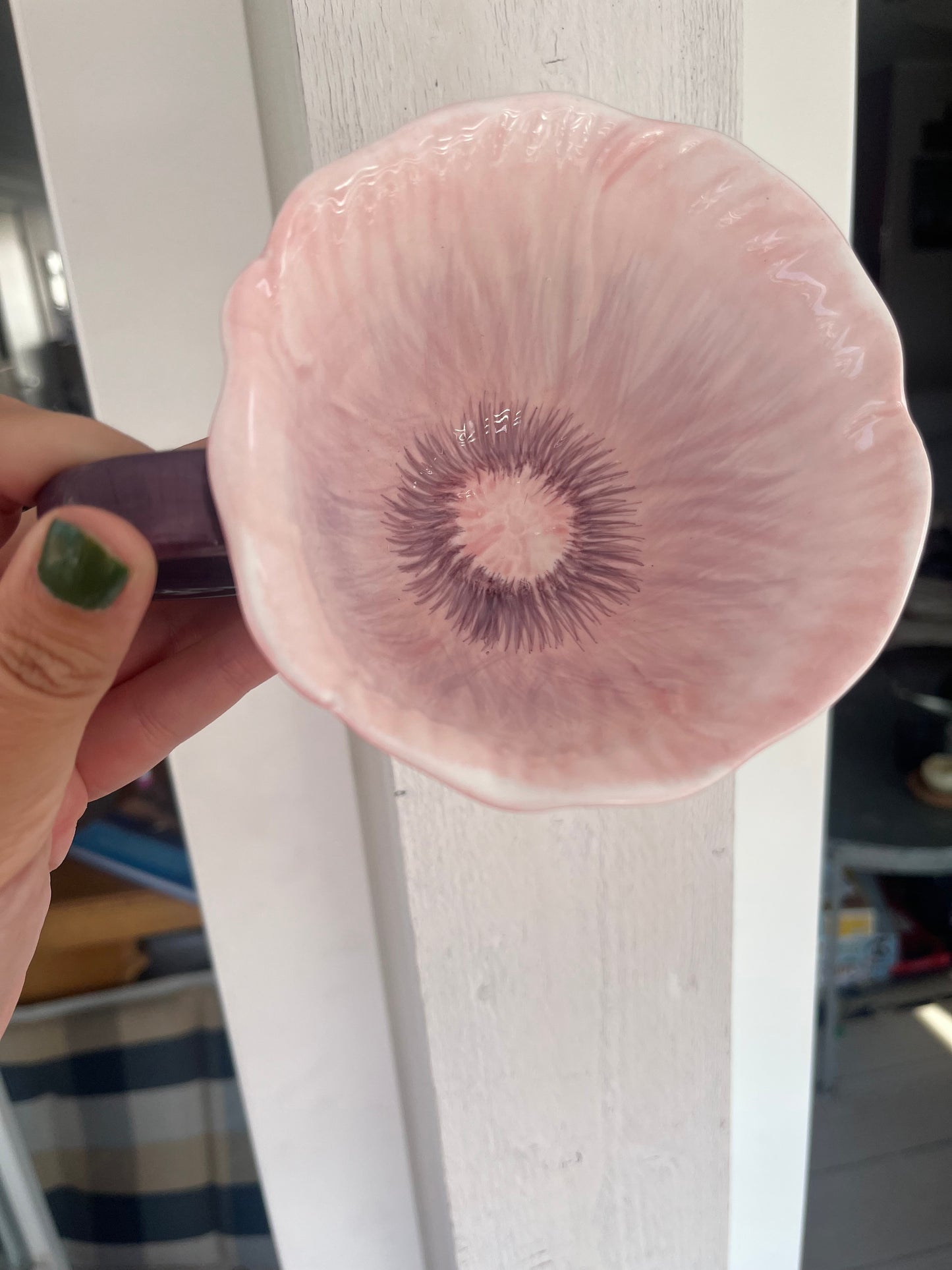 Lila blomformad keramikmugg med mjuka blombladskanter