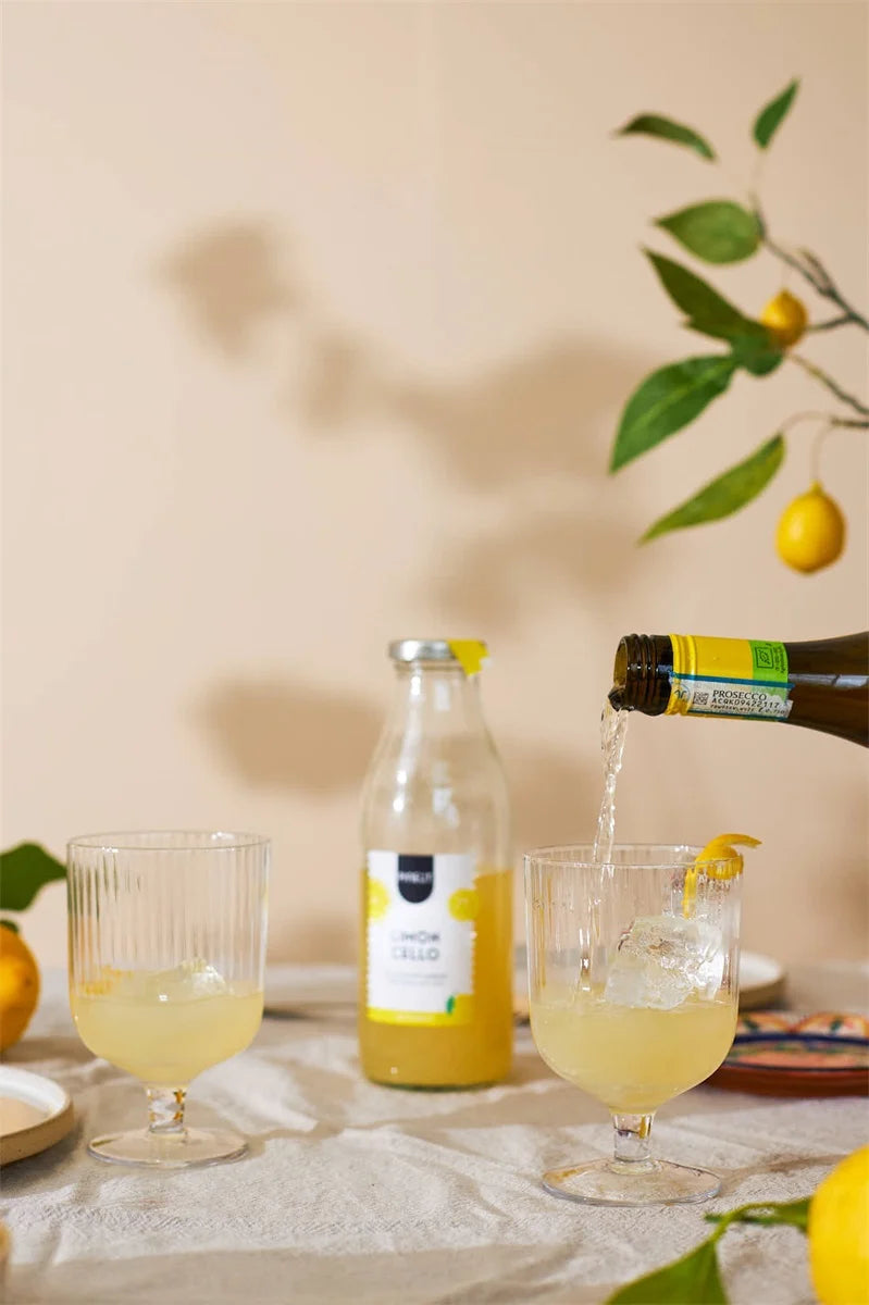Limoncello: Glasflaska med torkade citroner för cocktailmix – Pineut Limoncello