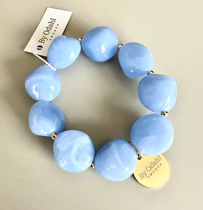 Ljusblått armband elastiskt med gulddetalj