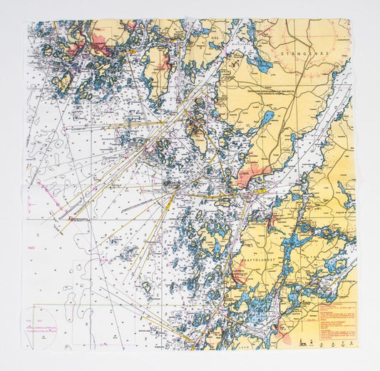 Närbild på servett med detaljer från sjökort över Bohuslän