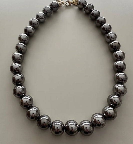 Närbild på pärlhalsband från By Odahl med vacker lyster.