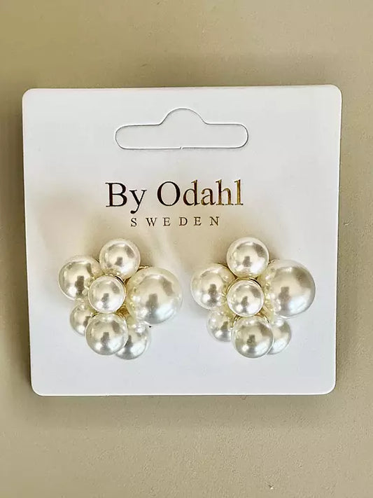 Statementörhängen med glansiga pärlor – eleganta och iögonfallande