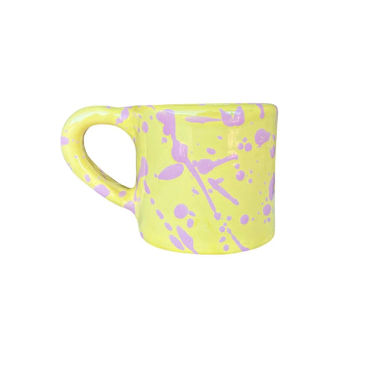 Gul handgjord Tropicopop mugg i stengods med rosa stänkmönster