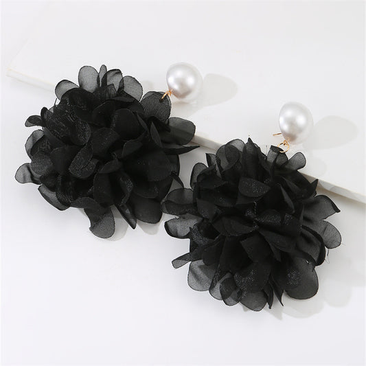 Festliga Flower Fluff-örhängen med rund fluff i tyg och pärldetalj