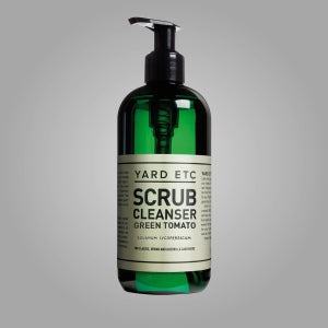 Flaska med Scrub Cleanser Green Tomato från YARD ETC, 350 ml, med olivkärnor och aromatisk grön doft inspirerad av tomatblad.