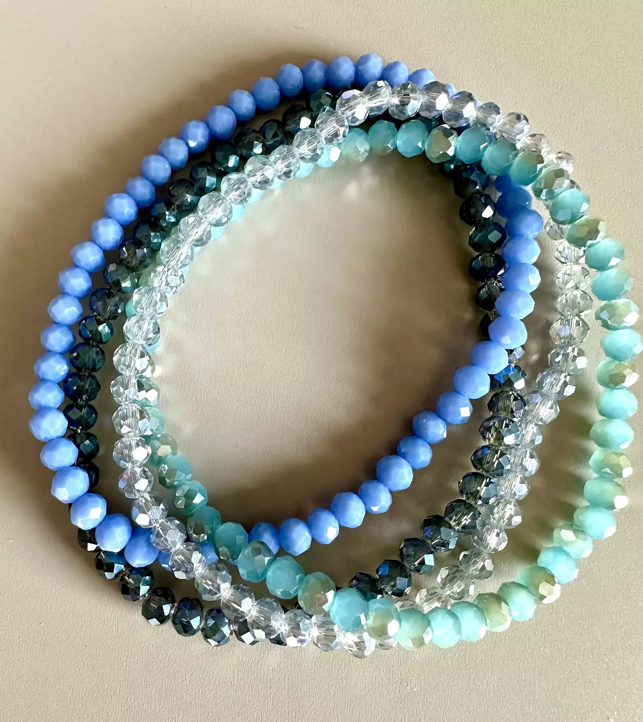 Närbild av elastiska armband i ädelstenar i mixade färger