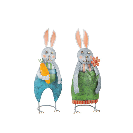 Två kaniner i hamrad plåt – en med morot och en med blomma