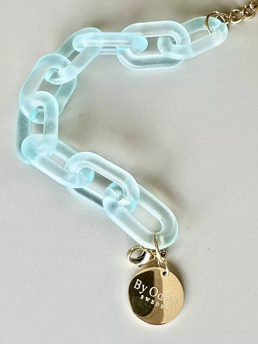 Färgglada plastarmband i kedjeform, frostad blå