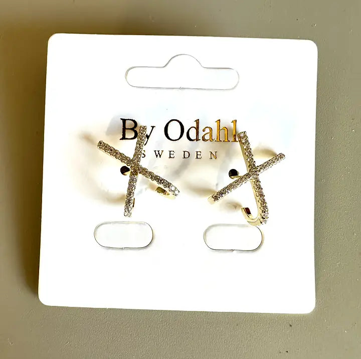 X-formade örhängen med små stenar i glänsande finish – eleganta och stilrena.