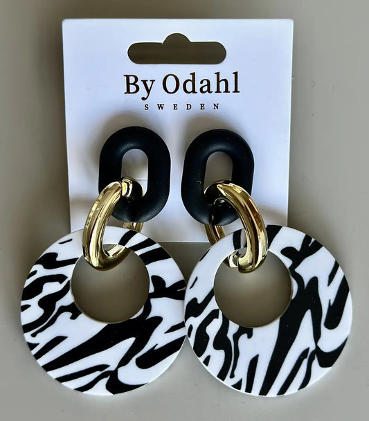 Örhängen Zebra i svartvitt djurmönster på vit bakgrund.