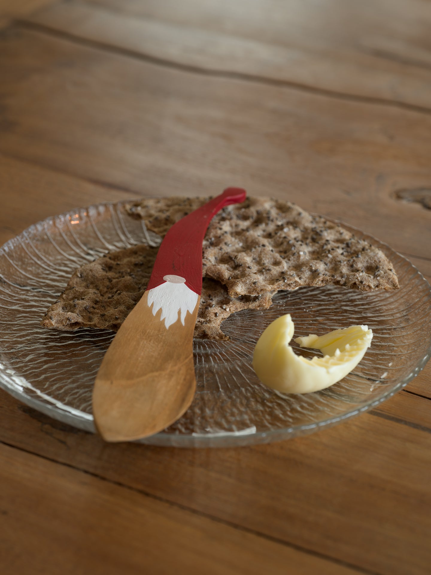 Dekorativ träsmörkniv ”Tomte” i teak, 18 cm.