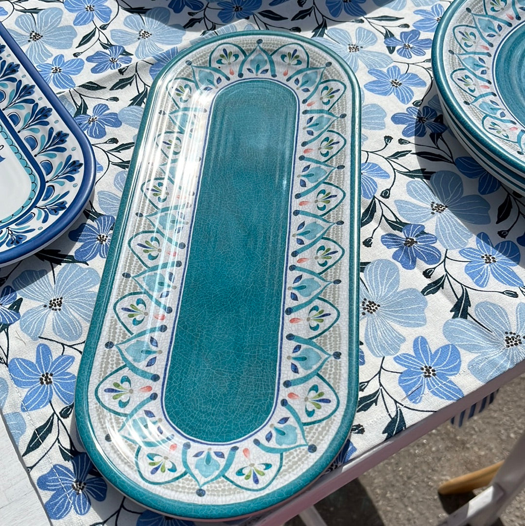 Rabat Sandwichbricka i tåligt melamin, dekorerad med harmoniska färger – perfekt för servering av smårätter och mellanmål.