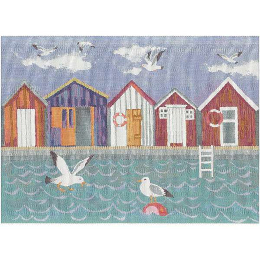 Ekelund Sjöbod bordstablett i ekologisk bomull med motiv av röda sjöbodar – skapar en maritim stämning vid matbordet, 35×48 cm.