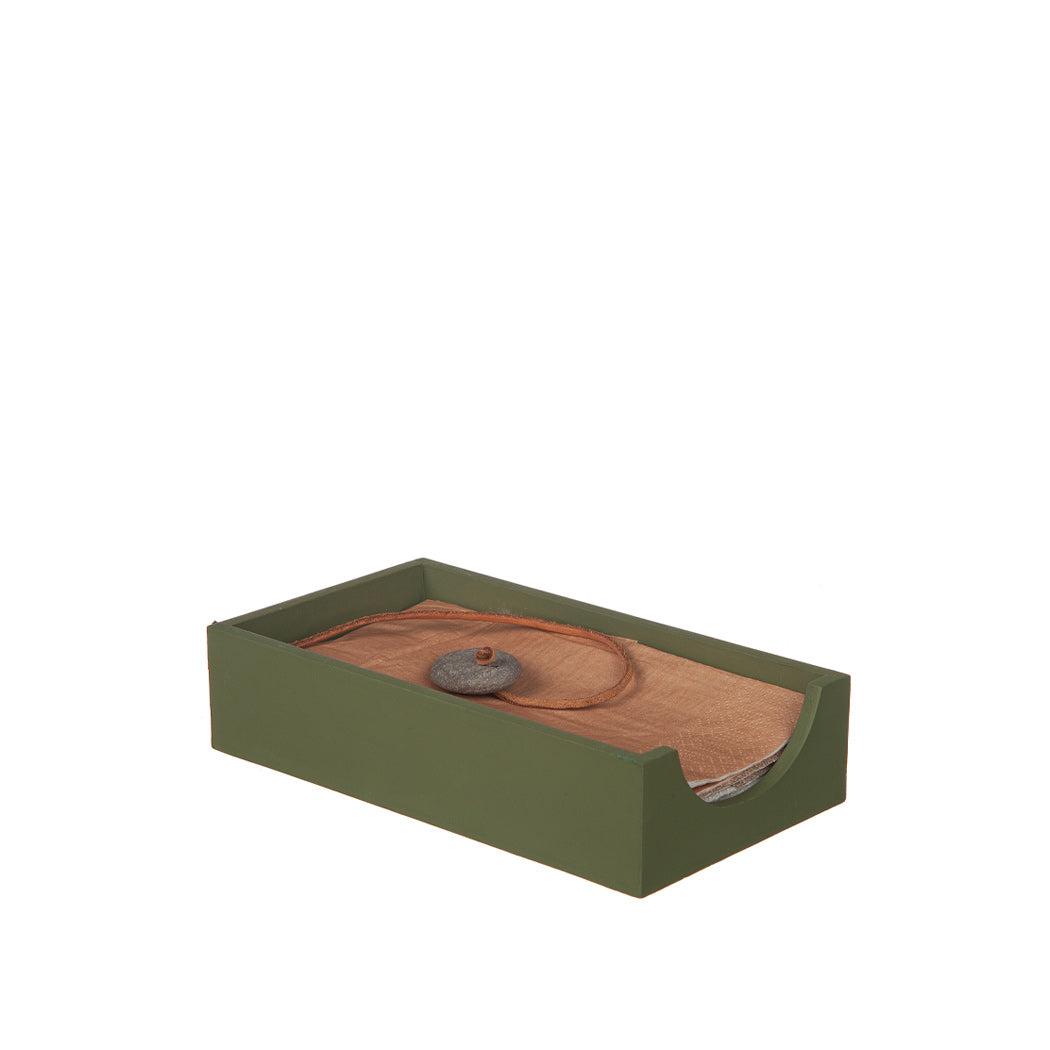 Servettställ i trä med tyngd i sten som håller servetter på plats