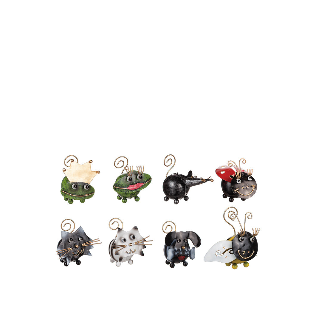 Små dekorativa djurfigurer i metall med handmålade detaljer, bland annat grodor, katter, hund, bi och nyckelpiga.