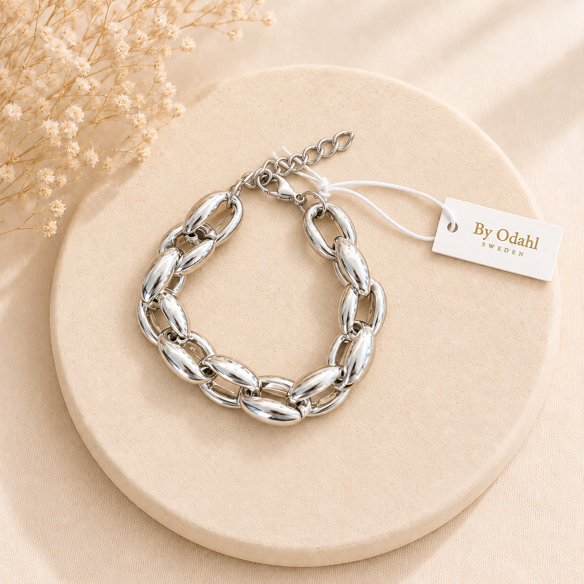 Silverfärgat chunky kedjearmband med stora rundade länkar och förlängningskedja från By Odahl.