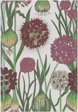 Ekelund Kökshandduk Allium – Blomsterinspirerad Elegans i Ekologisk Bomull
Ge ditt kök en naturlig och elegant känsla med Ekelund Kökshandduk Allium. Denna handduk är tillverkad av 100 % ekologisk bomull och pryds av ett vackert allium-motiv. Perfekt som både kökstillbehör och dekorativ inredningsdetalj.

Produktbeskrivning
Stilren design med blommotiv
Kökshandduken Allium har en subtil men uttrycksfull blomsterdesign som lyfter känslan i varje kök. Mönstret är inspirerat av de sfäriska alliumblommorna – en