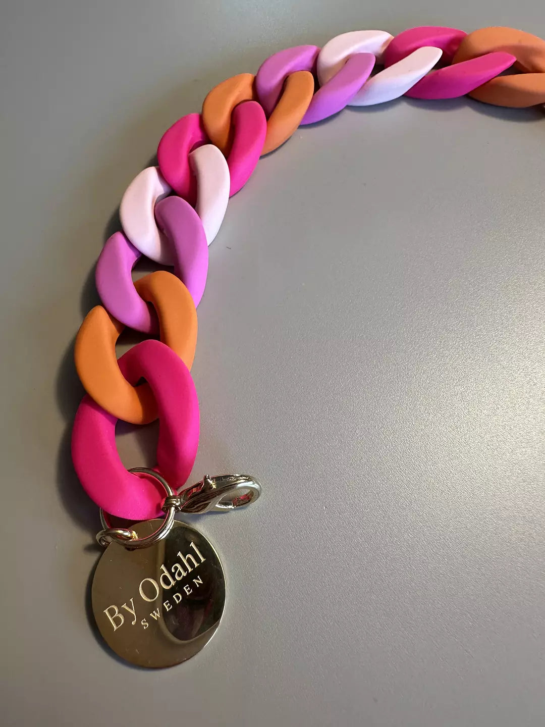 Cerice orange lila mix kedjearmband i plast, perfekt att matcha med kedjehalsband.