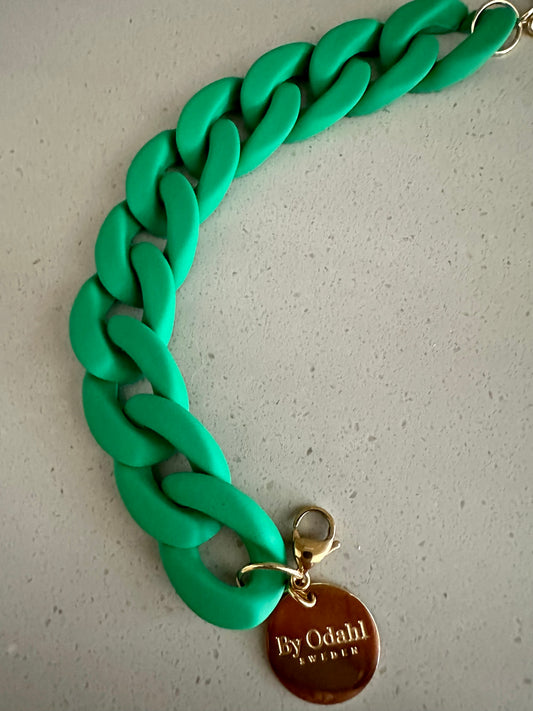 guccigrön kedjearmband i plast, perfekt att matcha med kedjehalsband.