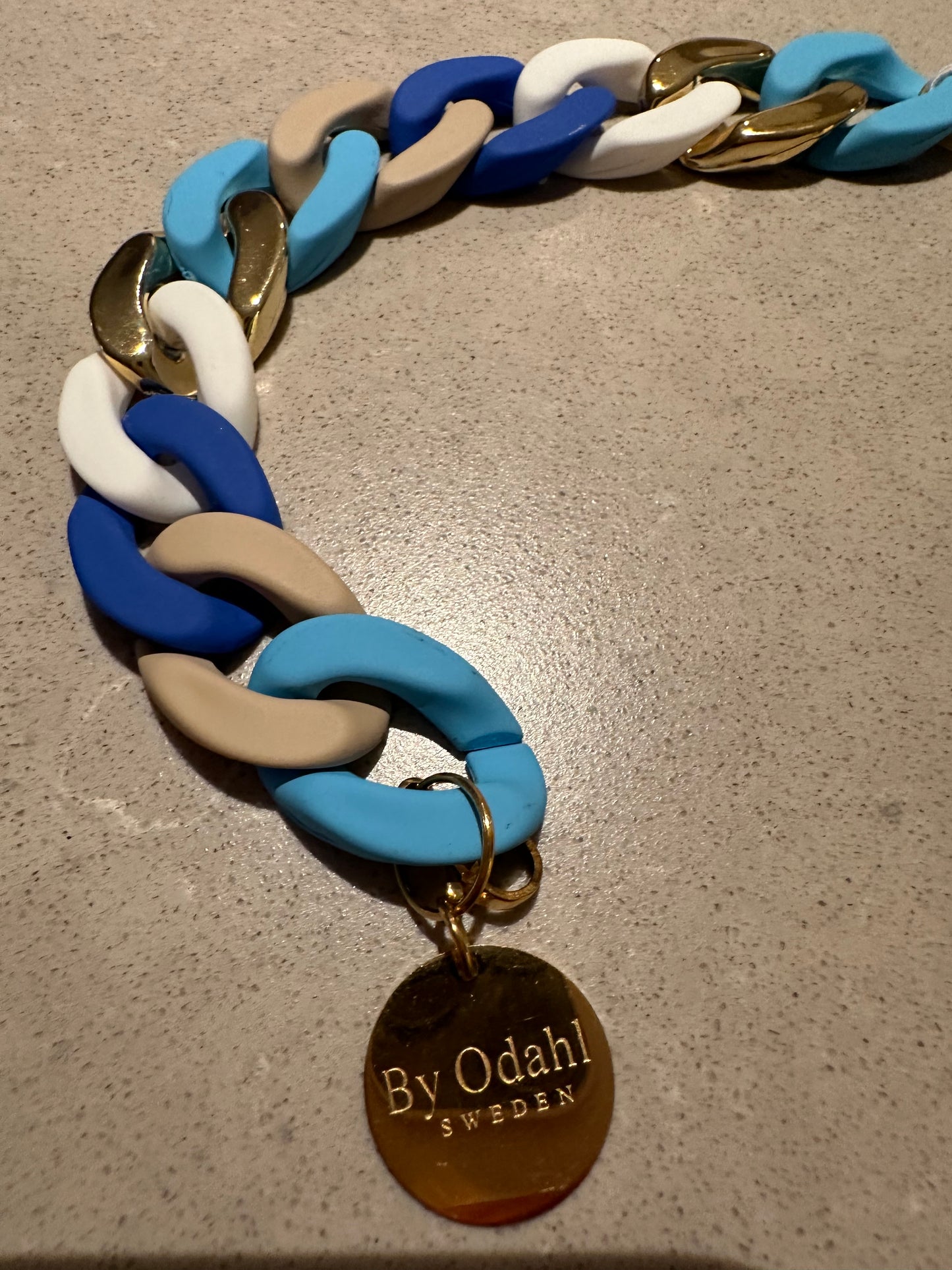 vit, beige, ljusbklå, guld kornblå kedjearmband i plast, perfekt att matcha med kedjehalsband.
