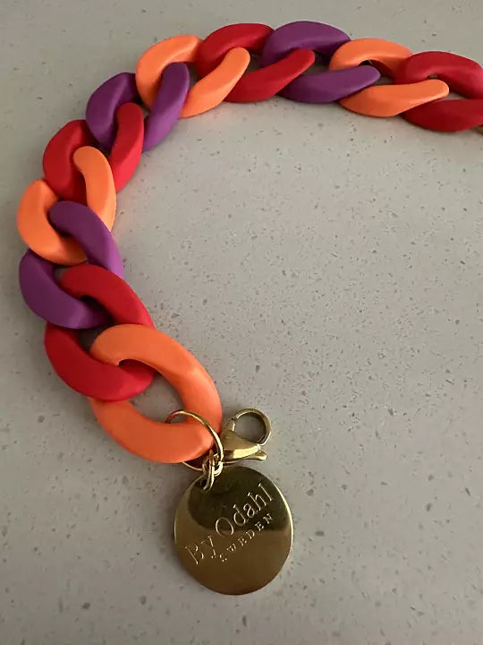orange röd lila kedjearmband i plast, perfekt att matcha med kedjehalsband.