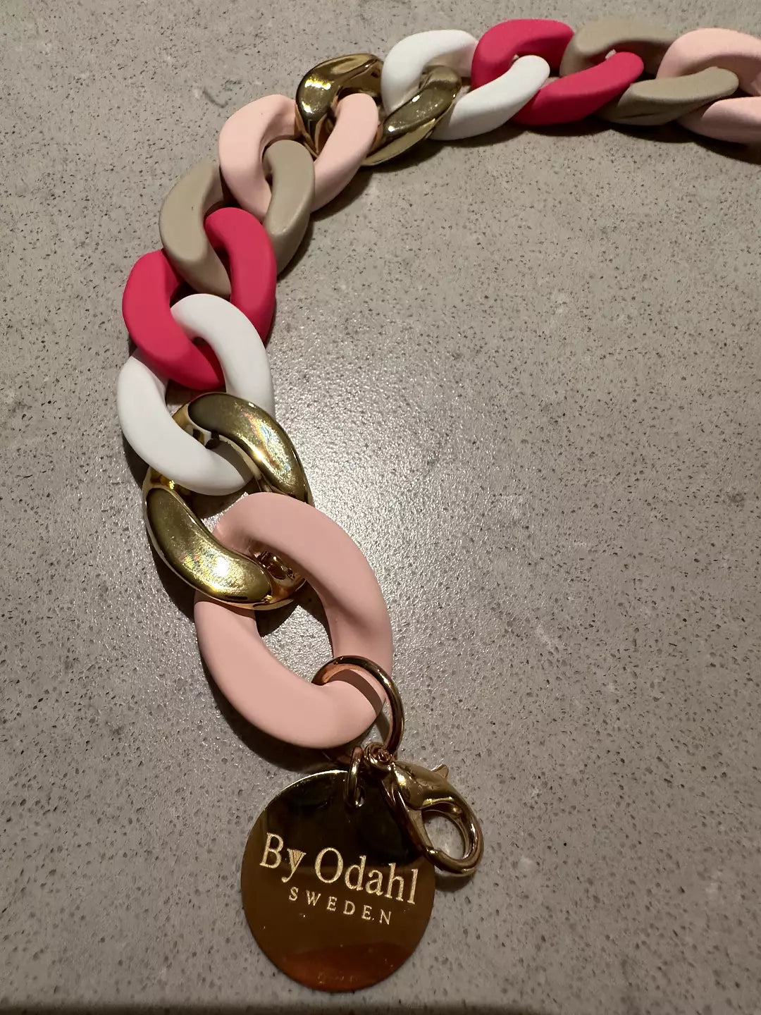 vit,cerice,beige och guld kedjearmband i plast, perfekt att matcha med kedjehalsband.