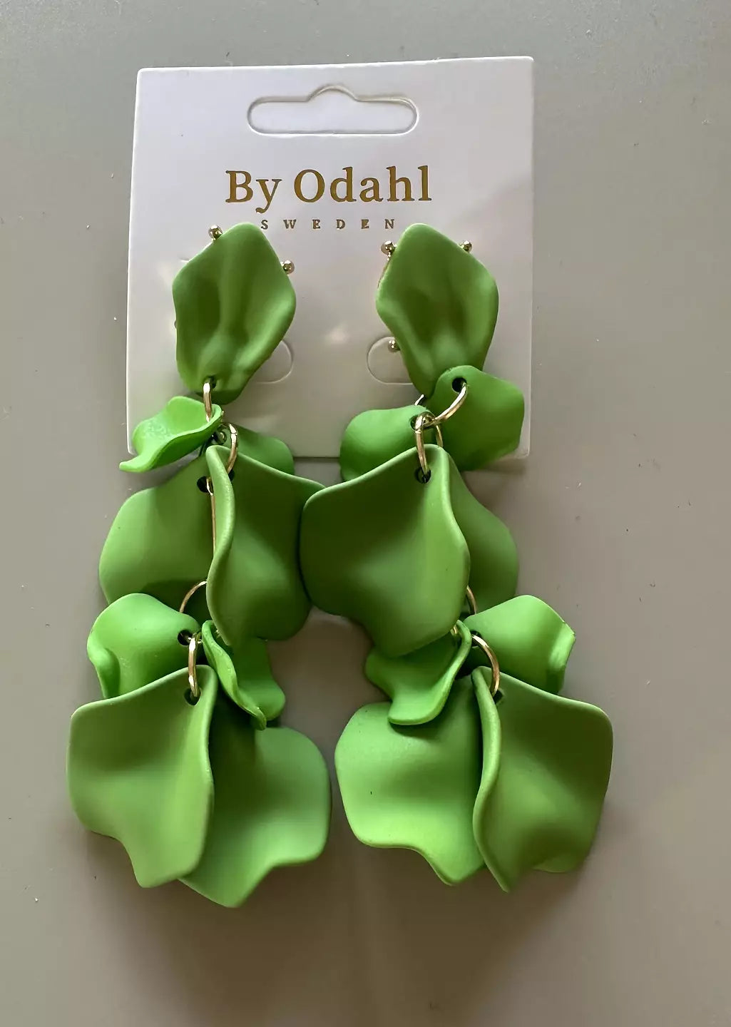 Grönaa lövörhängen från by Odahl med en tunn och stilren design. Perfekt för en elegant och modern look.