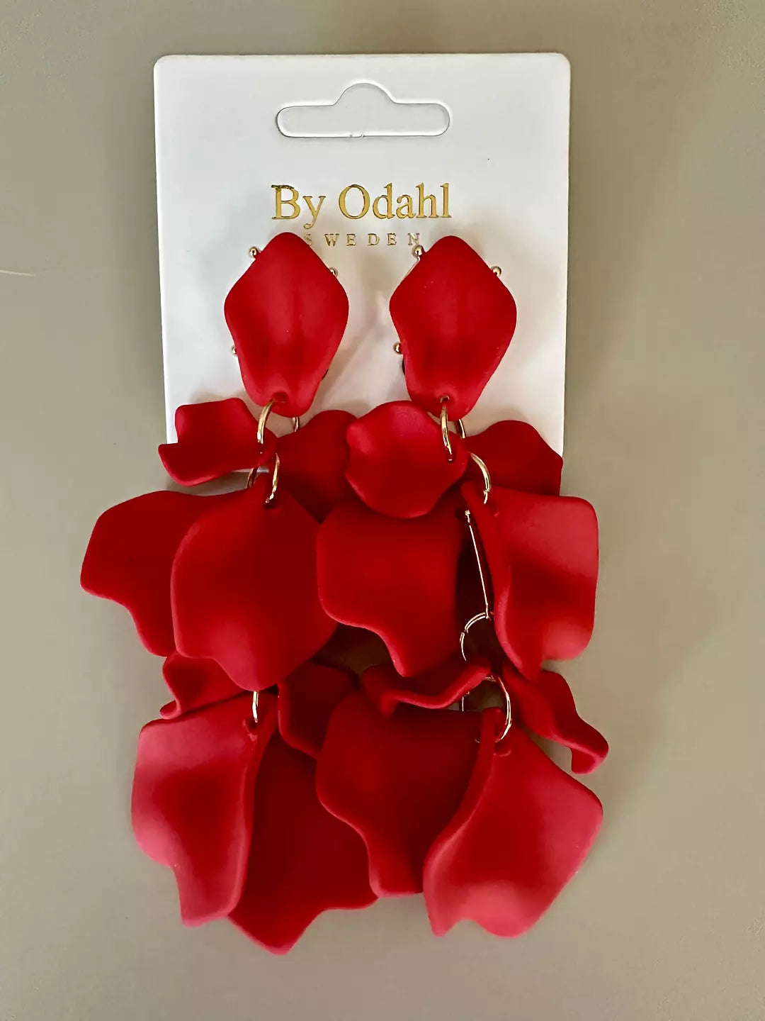 Röda lövörhängen från by Odahl med en tunn och stilren design. Perfekt för en elegant och modern look.