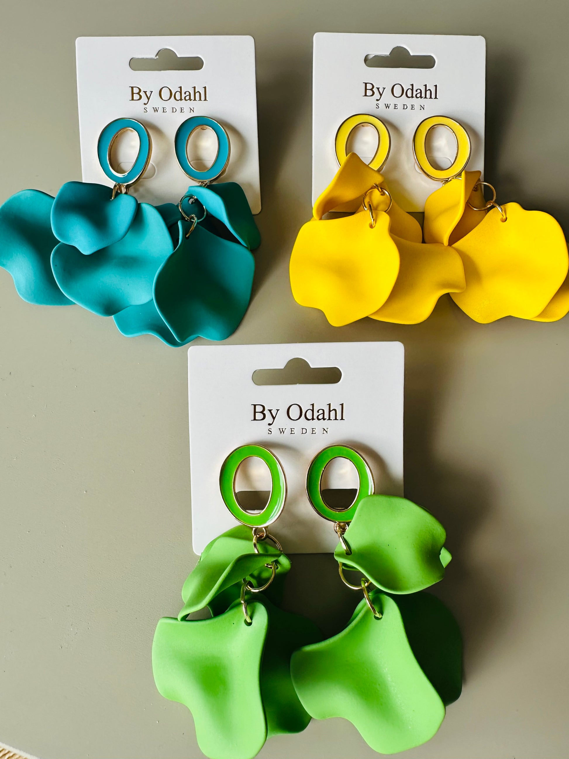 Eleganta turkos, gula och äpplegröna lövörhängen från By Odahl – lättviktiga och stilrena.