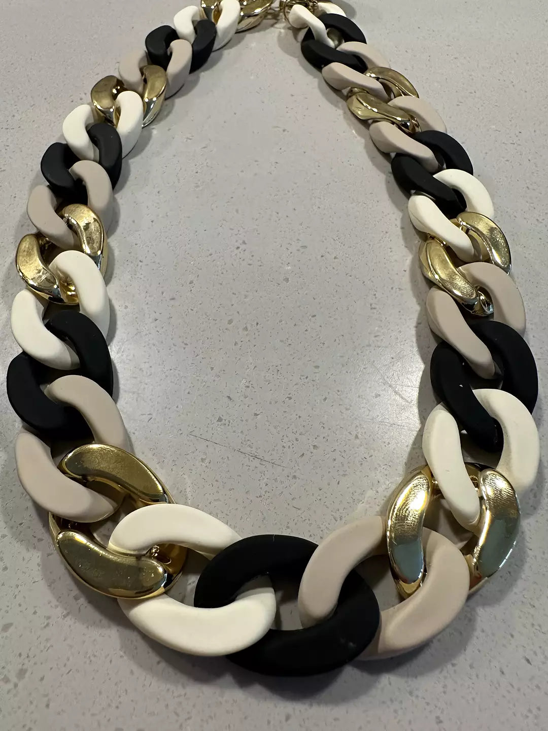 svart, guld och beige mix kedjehalsband i plast