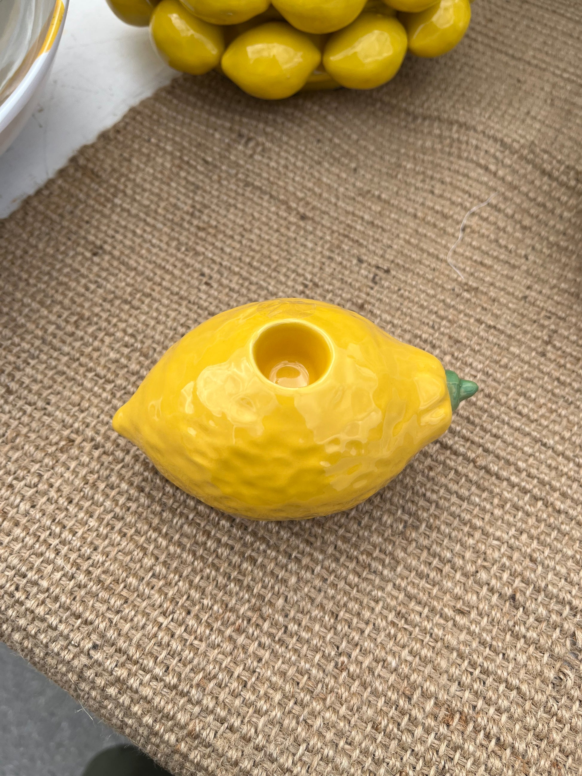 Handgjord glaserad ljusstake med citronmotiv för kronljus.