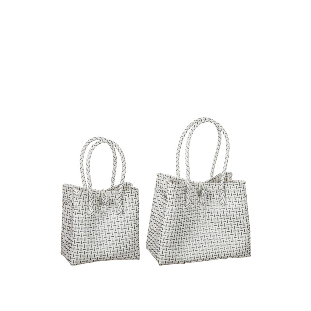 Flätad väska i Grå/silver – rymlig och perfekt för shopping & strand