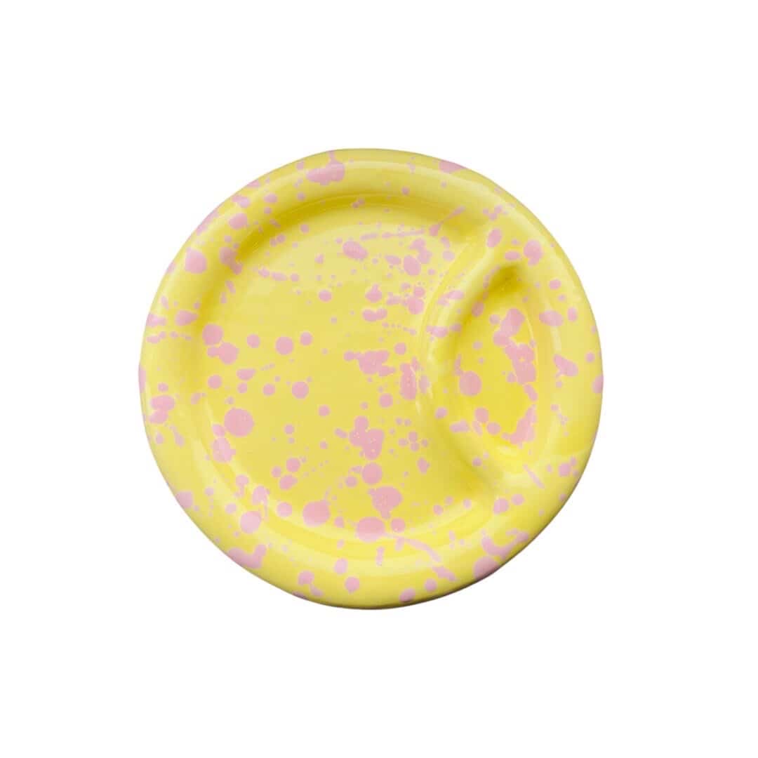 Gul handgjord Tropicopop tallrik i stengods med rosa stänkmönster och uppdelad serveringsyta.