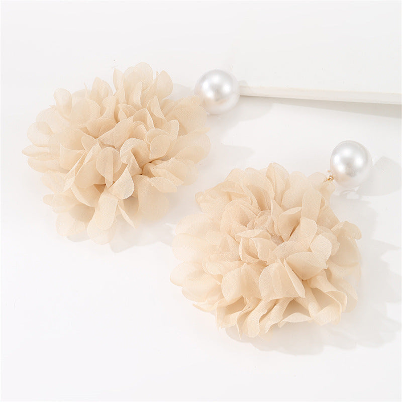 Festliga Flower Fluff-örhängen med rund fluff i tyg och pärldetalj