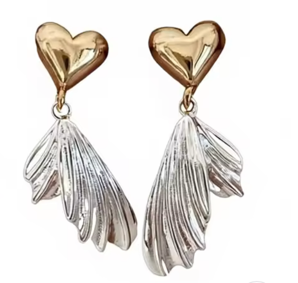 Hängande örhängen med guldfärgat hjärtformat fäste och silverfärgat bladformat metallhänge med räfflad yta.