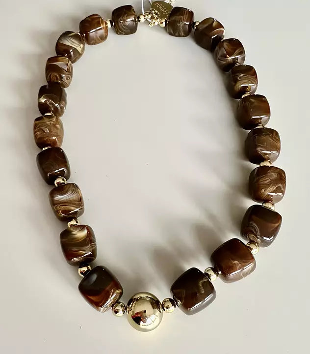 Halsband med marmorerade pärlor