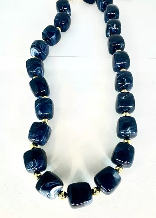 Halsband med marmorerade pärlor