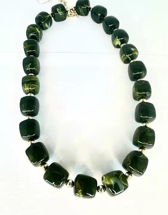 Halsband med marmorerade pärlor