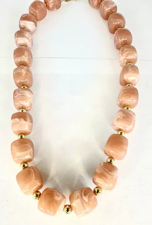 Halsband med marmorerade pärlor