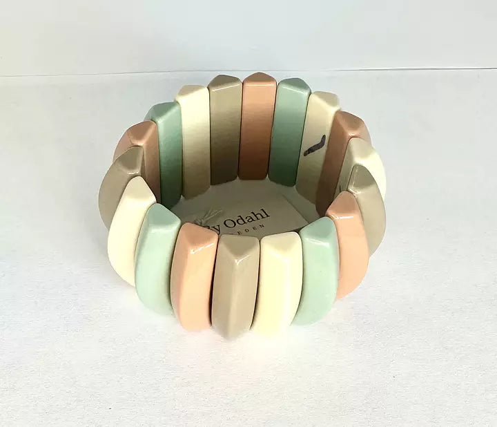 Elastiskt armband med släta pärlor i pastellfärger som beige, mintgrön, rosa och creme.