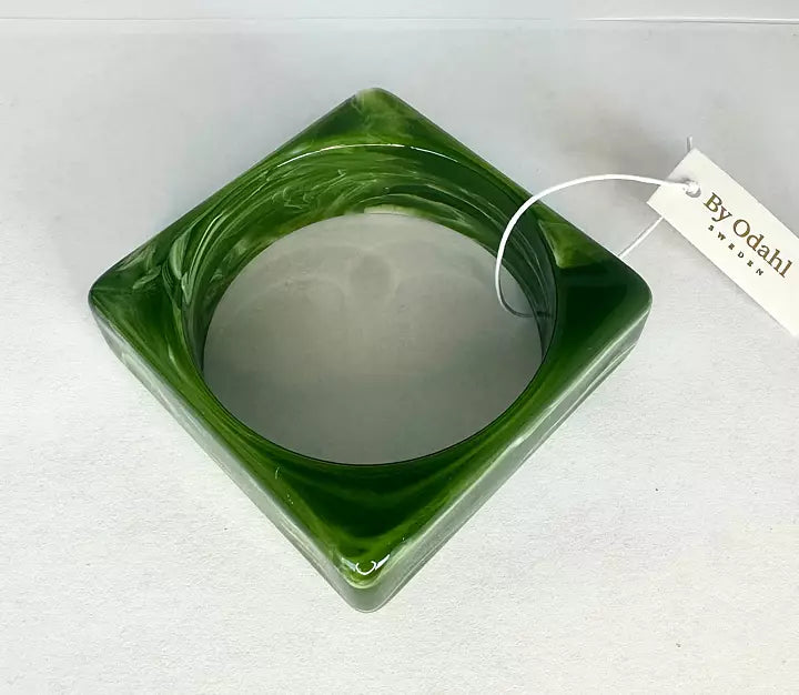 Grönt fyrkantigt resinarmband från By Odahl med marmorerad finish.