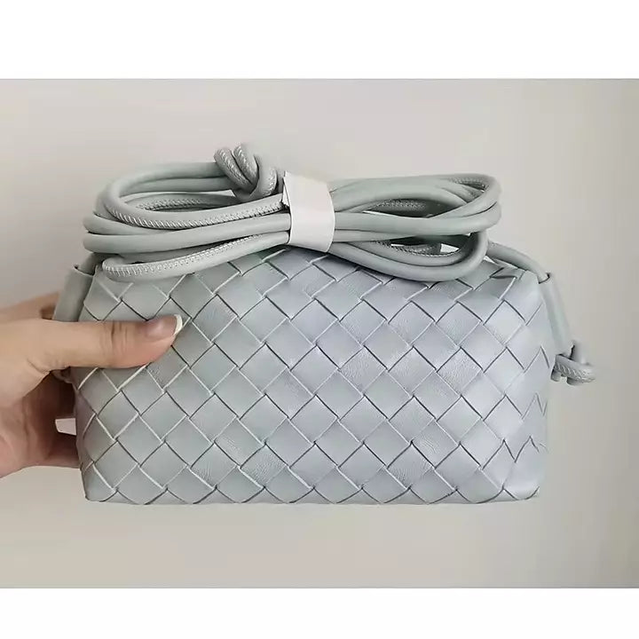 Ljusblå flätad väska liten crossbody