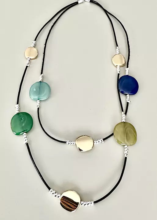 Halsband med färgade stenar i blått, grönt och turkost samt guldfärgade detaljer på svart rem.