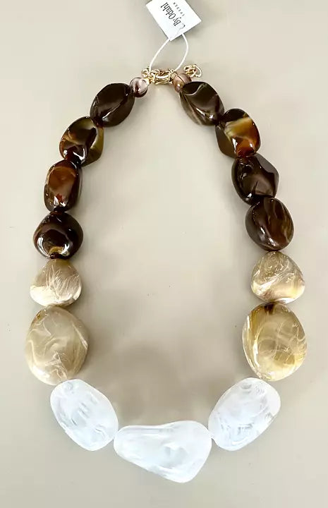 By Odahl halsband med stora pärlor och guldfärgat lås