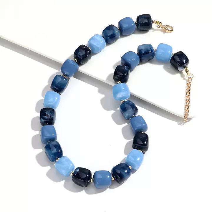 Halsband med marmorerade pärlor