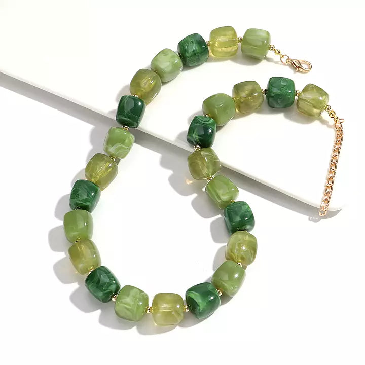 Halsband med marmorerade pärlor